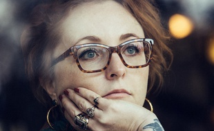Portrait de Valérie Rey-Robert, blogueuse et féministe qui publie un essai sur la culture du viol à la française.