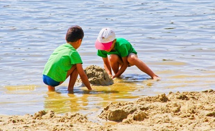 Des enfants jouent sur la plage, illustration.