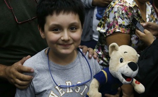 Carlos Antonio Santamaria démarre à 12 ans ses études de physique biomédicale, accompagné de sa peluche favorite.