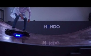 Capture d'écran d'une vidéo montrant le prototype d'hoverboard de l'entreprise Hando Hover.