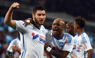 André Ayew félicite André-Pierre Gignac après son but lors d'OM-PSG, le 5 avril 2015.