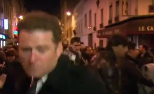 Un journaliste australien s'enfuit alors que la foule se met à courir vers lui dans le 10e arrondissement de Paris, le 15 novembre 2015.