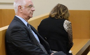 Le maire UMP de Tarascon (Bouches-du-Rhône), Charles Fabre, 68 ans, qui ne se représente pas en mars, a été condamné mercredi à huit mois de prison avec sursis pour "favoritisme" dans l'attribution du marché de la cité judiciaire de la ville.