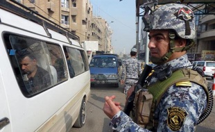 Au moins 12 personnes ont péri dimanche dans un attentat suicide visant un enterrement au nord de Bagdad, dernier épisode en date des violences en Irak qui ont fait près de 950 morts en novembre malgré les tentatives des autorités de les juguler.