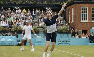 Andy Murray remporte le Queens en double
