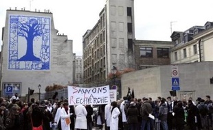 Plus de 200 chercheurs ont manifesté mardi devant le ministère de la Recherche à Paris, au moment où quelque 600 directeurs de laboratoires se réunissaient au Collège de France pour marquer leur désaccord avec l'évolution de la réforme de la recherche poursuivie par le gouvernement.