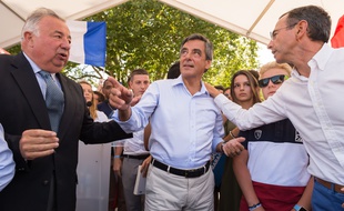 Gérard Larcher, François Fillon et Bruno Retailleau lors d'un meeting à Sablé-sur-Sarthe, le 28 août 2016.