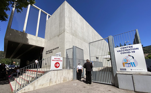 Le gymnase Sam Joubij dans le quartier de l'Ariane a été transformé en centre de vaccination le lundi 17 mai 2021