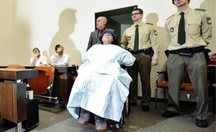 John Demjanjuk est arrivé hier matin en fauteuil roulant à la cour d'assises de Munich.