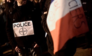 Une policière porte une cible pour dénoncer la violence que subissent les forces de l'ordre, à Viry-Châtillon, le 8 novembre 2016.