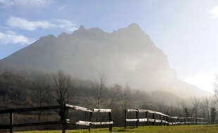 Un insoutenable et aléatoire compte à rebours rapprochait Bugarach vendredi chaque minute davantage de l'élévation au salut cosmique ou de la rechute dans l'anonymat d'un petit village de l'Aude sans boulangerie et avec une agence postale ouverte seulement le matin.