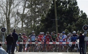 Des coureurs du Paris-Roubaix stoppés à un passage à niveaux le 12 avril 2015 à Wallers