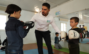 Ali en pleine séance de kickboxing avec des enfants.