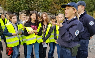 Les collégiens distribuent des cartons rouges.