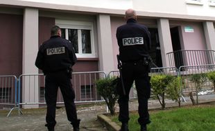 Des policiers devant un immeuble à Maurepas, à Rennes.