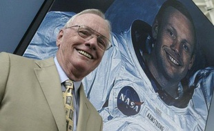 Après Neil Armstrong, seulement onze hommes ont marché sur la Lune et le prochain Terrien à y poser le pied viendra vraisemblablement de Chine, même si d'autres pays asiatiques comme le Japon et l'Inde se font remarquer dans la course à l'espace.