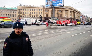 Au moins dix personnes ont été tuées et plusieurs autres blessées lundi lors d'une explosion dans le métro de Saint-Pétersbourg.