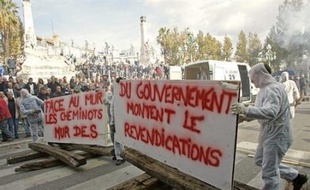 La grève à la SNCF et la RATP, qui a encore perturbé le trafic lundi, malgré une baisse de mobilisation des cheminots (26,2%), devrait continuer pour la 7ème journée consécutive mardi, alors que les fonctionnaires cesseront à leur tour le travail pour 24 heures.