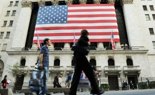 Des passants devant le Bourse de New York