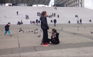 Olivier de Sagazan aboyant sur le parvis de la Défense, samedi 29 avril.