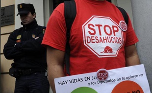 Des manifestants protestent contre les expulsions à Vallecas, en banlieue de Madrid, le 3 avril 2013