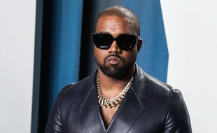 Kanye West le 9 février 2020, à une fête organisée pour les Oscars, à Beverly Hills, Los Angeles, en Californie.
