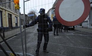 Un policier belge bloque le 16 janvier 2015 l'entrée de la zone où une opération antiterroriste vient d'avoir lieu à Veviers