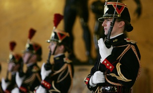 Les chefs de parti passeront ensemble
devant les gardes républicains.