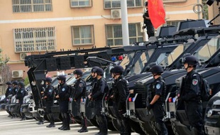 Des forces de sécurité chinoises à Hetian, dans la région musulmane du Xinjiang, dans le nord-ouest de la Chine, le 6 juin 2014
