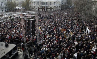 Plusieurs milliers de personnes ont manifesté dimanche après-midi à Budapest pour soutenir la radio d'opposition Klubradio, qui a récemment perdu sa fréquence suite à une décision du Conseil des médias, proche du gouvernement conservateur de Viktor Orban.
