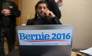 Un partisan de Bernie Sanders en campagne par téléphone le 1er février 2016 à Fort Madison dans l'Iowa