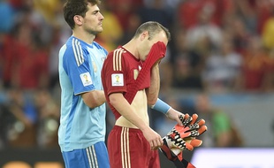 Iker Casillas et Andres Iniesta dépités après la défaite de l'Espagne face au Chili, le 18 jun 2014, à Rio.