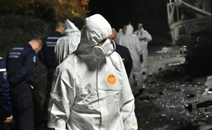 Photo fournie le 23 octobre 2015 par le ministère de l'Intérieur de d'experts et de gendarmes sur le lieu de la collision entre un camion et un autocar survenue à Puisseguin