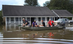 Des milliers d'évacuations face aux inondations en Louisiane et aux incendies en Californie
