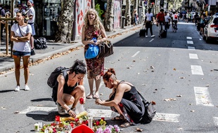 Des hommages et des fleurs vendredi 18 août sur les Ramblas, théâtre d'un attentat terroriste à Barcelone la veille.