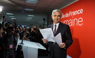 Claude Bartolone, candidat du Parti Socialiste (PS), à l'annonce des résultats des élections régionales en Ile-de-France et de sa défaite face à son adversaire du parti «Les Républicains» (LR), Valérie Pécresse.