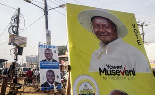 Affiches électorales du président sortant Yoweri Museveni et du chef de l'opposition Kizza Besigye (G) le 11 février 2016 à Kampala