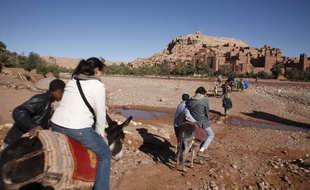 Des touristes sur des ânes dans la région de Ouarzazate, au Maroc.