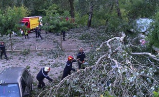Les pompiers sécurisent le 20 juillet 2014 le camping de Saint-Just-d'Ardèche (Ardèche) où une mini-tornade a fait un mort et quatre blessés