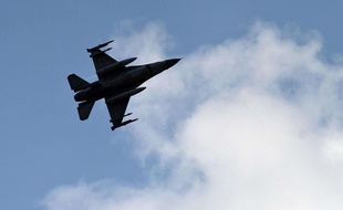 Un avion militaire turc décolle de la base militaire d'Incirlik, proche de la frontière syrienne, dans le sud de la Turquie, le 31 août 2013.