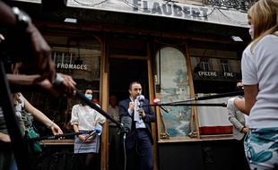 Stéphane Manigold, président de Maison Rostang, Groupe Eclore, a adressé le 16 avril 2020 au tribunal de commerce de Paris une demande de mise en demeure provisoire à l'encontre d'AXA France après que l'assureur ait refusé de compenser les pertes d'exploitation à la suite de la fermeture administrative d'un de ses restaurants.