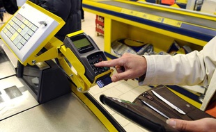 Une cliente règle ses achats dans un supermarchés, le 7 décembre 2010.