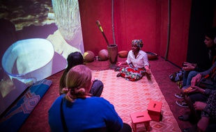 Lors de l'exposition Nés quelque part à Paris, fin 2015.