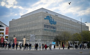 Des gens font la queue devant l'IHU à Marseille pour subir un test de dépistage du coronavirus