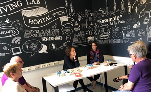 Ce Living lab propose un espace de rencontre entre personnels hospitaliers, patients et aidants, pour faire remonter les désirs, bugs et bonnes idées pour améliorer l'accueil et les soins à l'hôpital Foch.