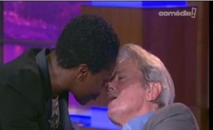 Alain Delon et Claudia Tagbo lundi 8 novembre sur le plateau d'Arthur sur Comédie