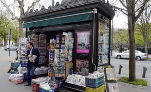 Un kiosque à journaux, à Paris,