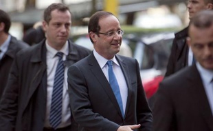 Il se promène dans les rues, bavarde avec les passants, rend visite à ses amis: à peine élu président, François Hollande affiche sa volonté de ne rien à changer à son comportement d'homme "normal", mais il va vite devoir composer avec les exigences de sa sécurité.