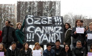 Des manifestants tiennent une bannière sur laquelle est écrit "Ozge, nous avons souffert avec toi" en hommage à la jeune femme assassinée lors d'une marche à Istambul le 15 février 2015