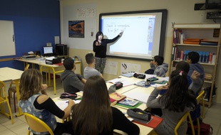 Des élèves migrants suivent un cours à Miramas